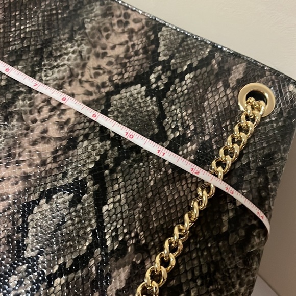 Victoria’s Secret snakeskin print tote style purse, multiple pockets, mirror - Picture 9 of 12